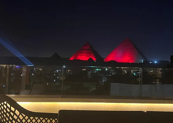 Celia Pyramids View Inn