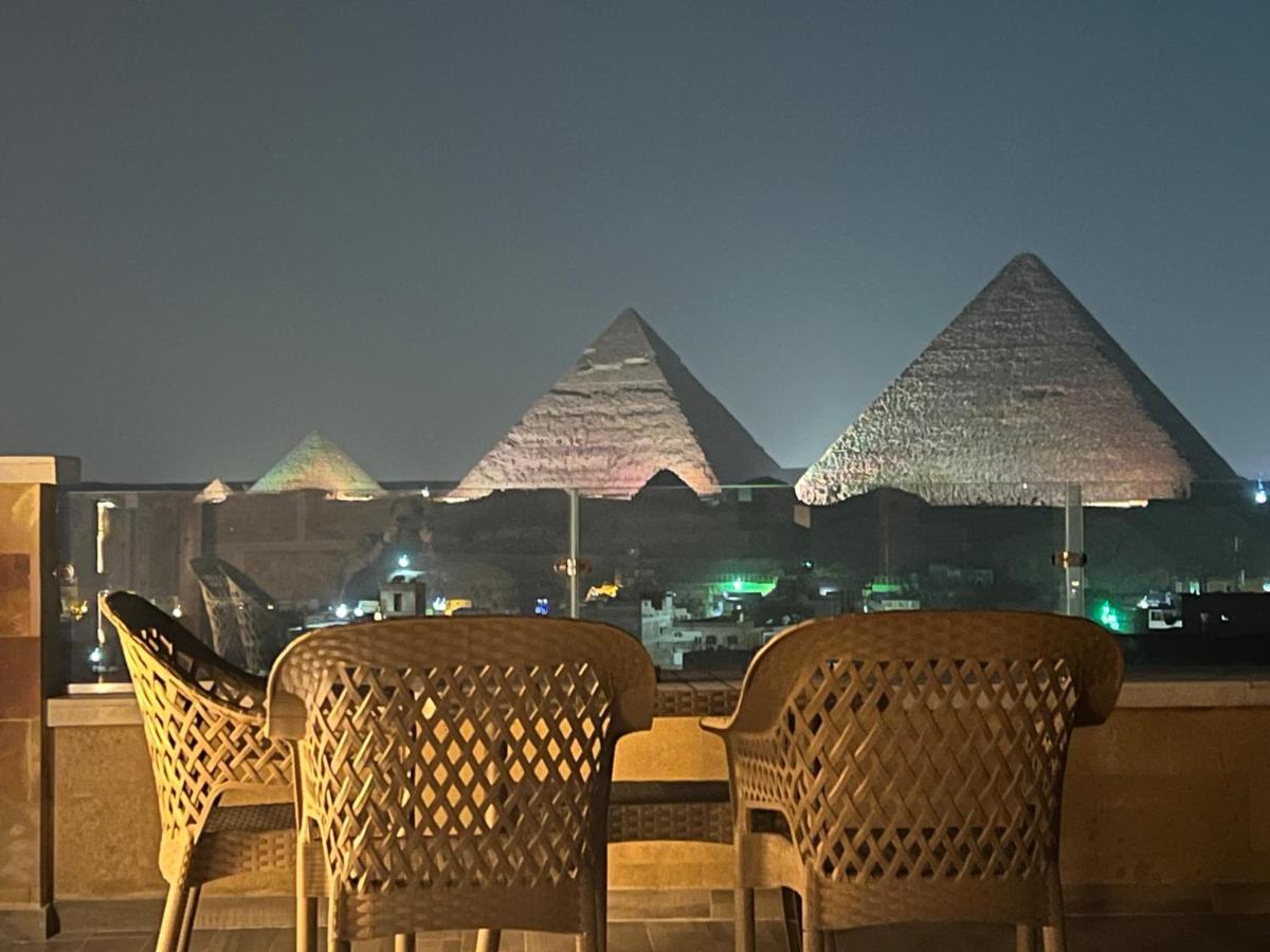 Celia Pyramids View Couette-café