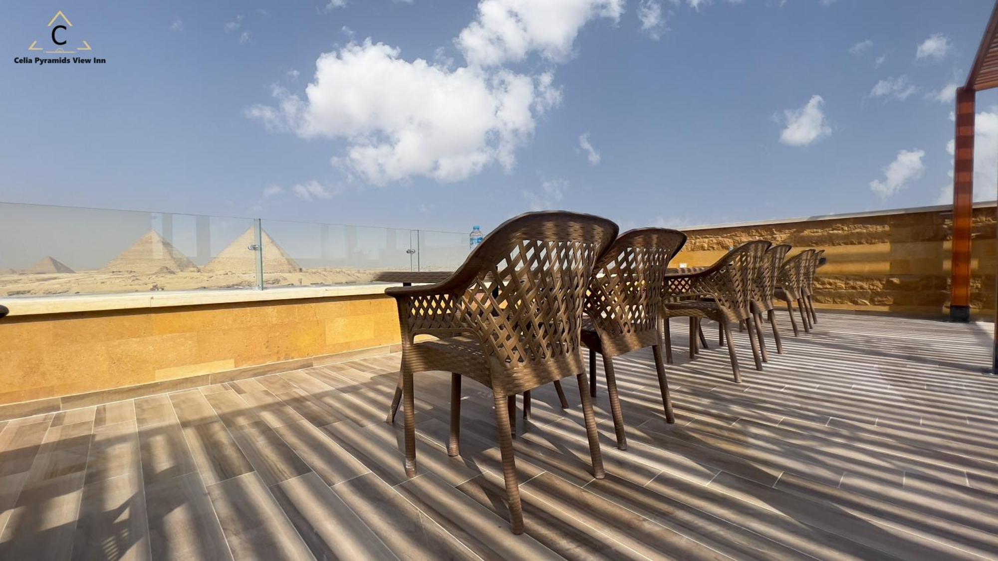Celia Pyramids View Couette-café